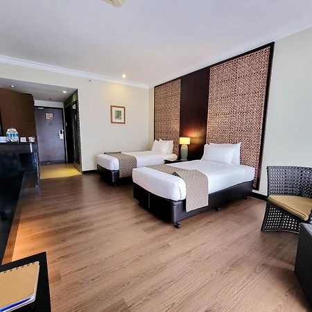 Mines Beach Resort Hotel Сери Кембанган Екстериор снимка