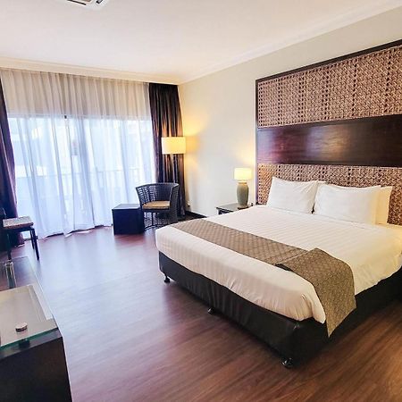 Mines Beach Resort Hotel Сери Кембанган Екстериор снимка
