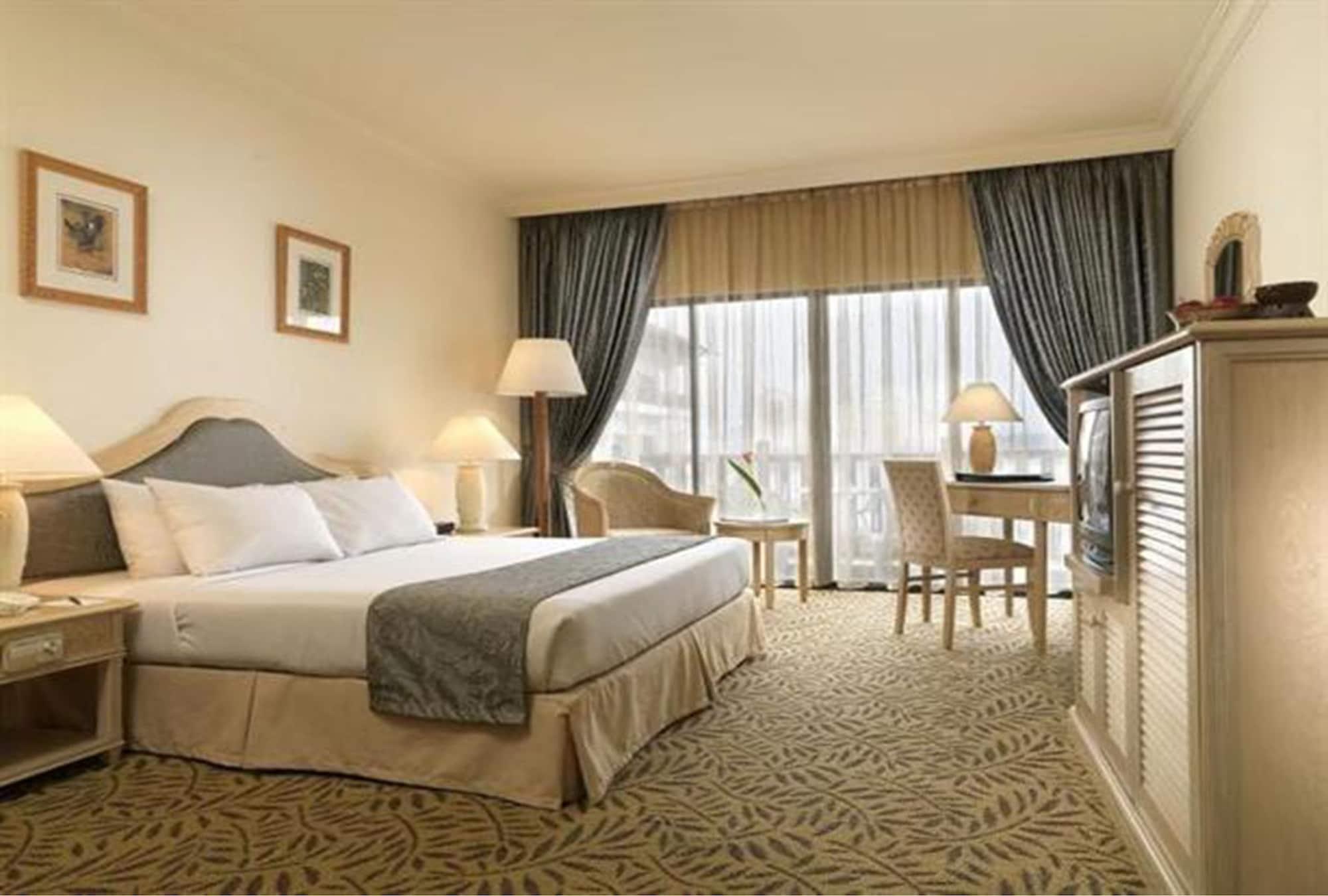 Mines Beach Resort Hotel Сери Кембанган Екстериор снимка