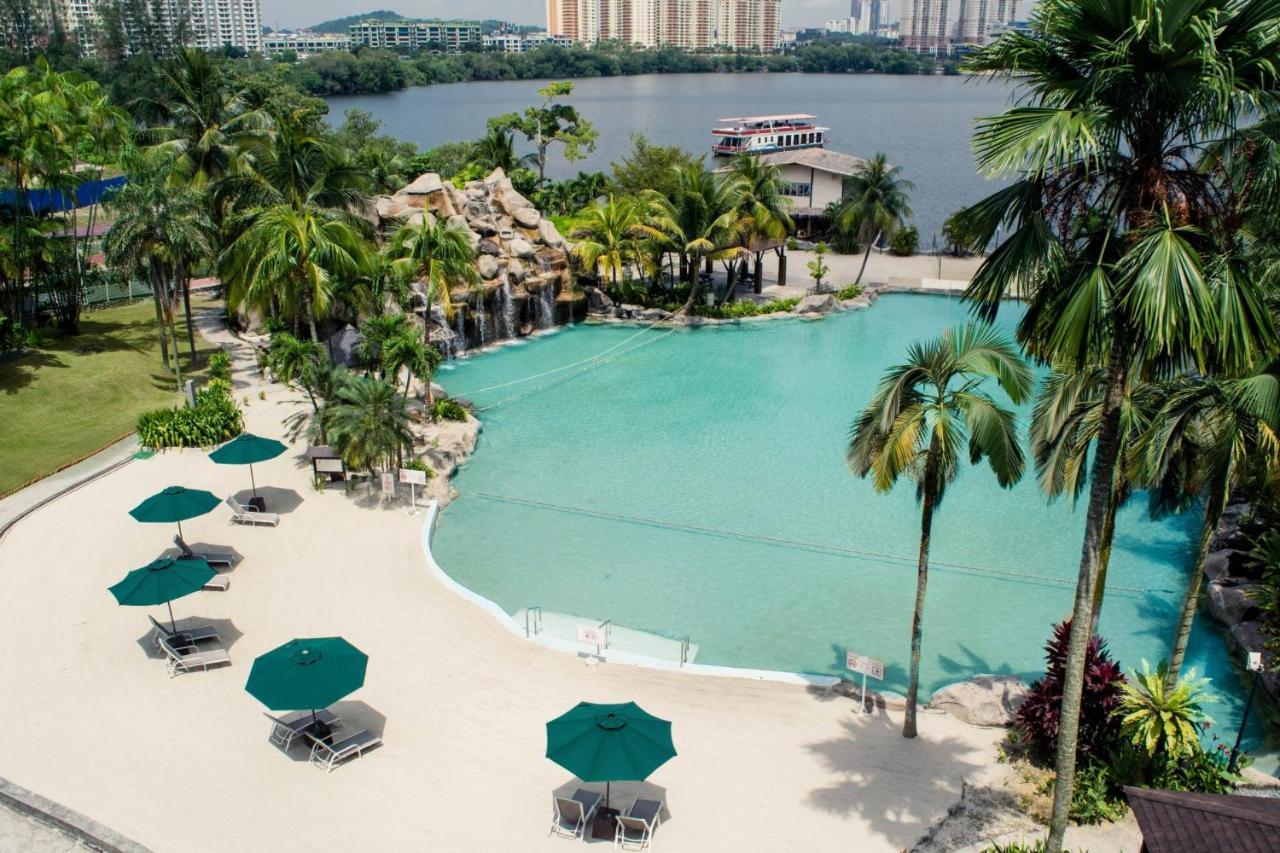Mines Beach Resort Hotel Сери Кембанган Екстериор снимка
