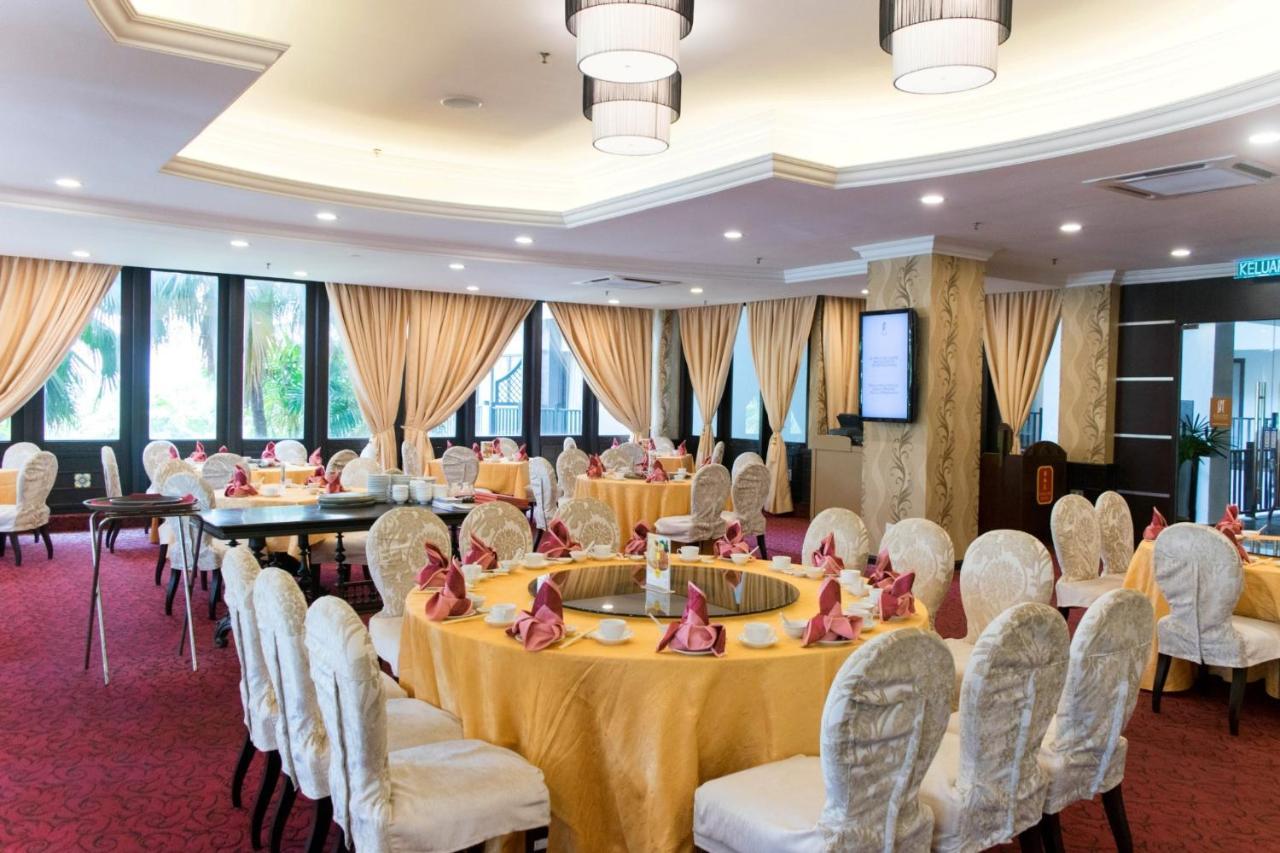 Mines Beach Resort Hotel Сери Кембанган Екстериор снимка