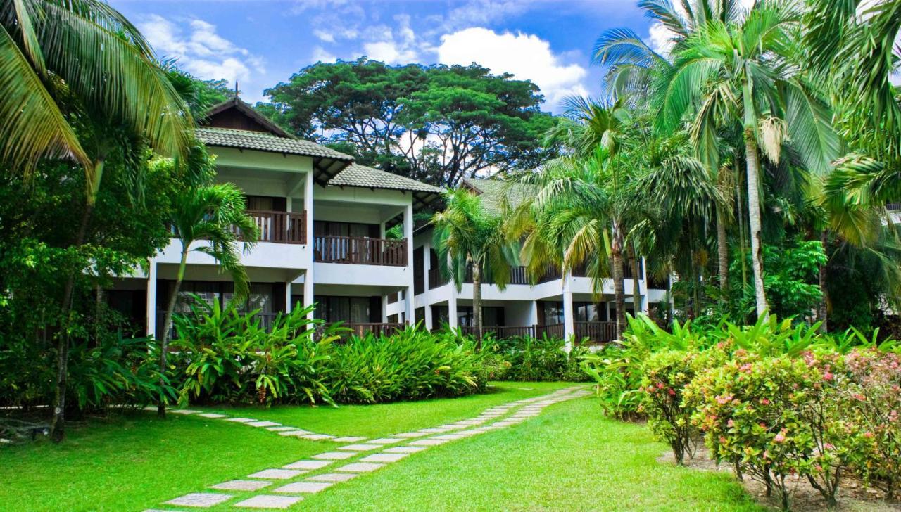 Mines Beach Resort Hotel Сери Кембанган Екстериор снимка