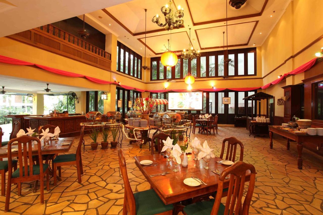Mines Beach Resort Hotel Сери Кембанган Екстериор снимка
