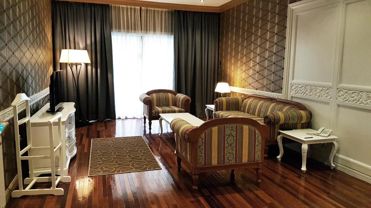 Mines Beach Resort Hotel Сери Кембанган Екстериор снимка