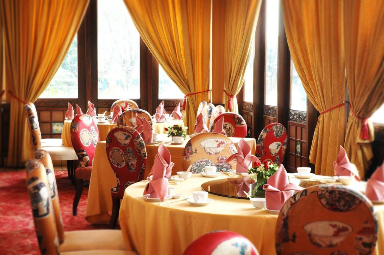 Mines Beach Resort Hotel Сери Кембанган Екстериор снимка