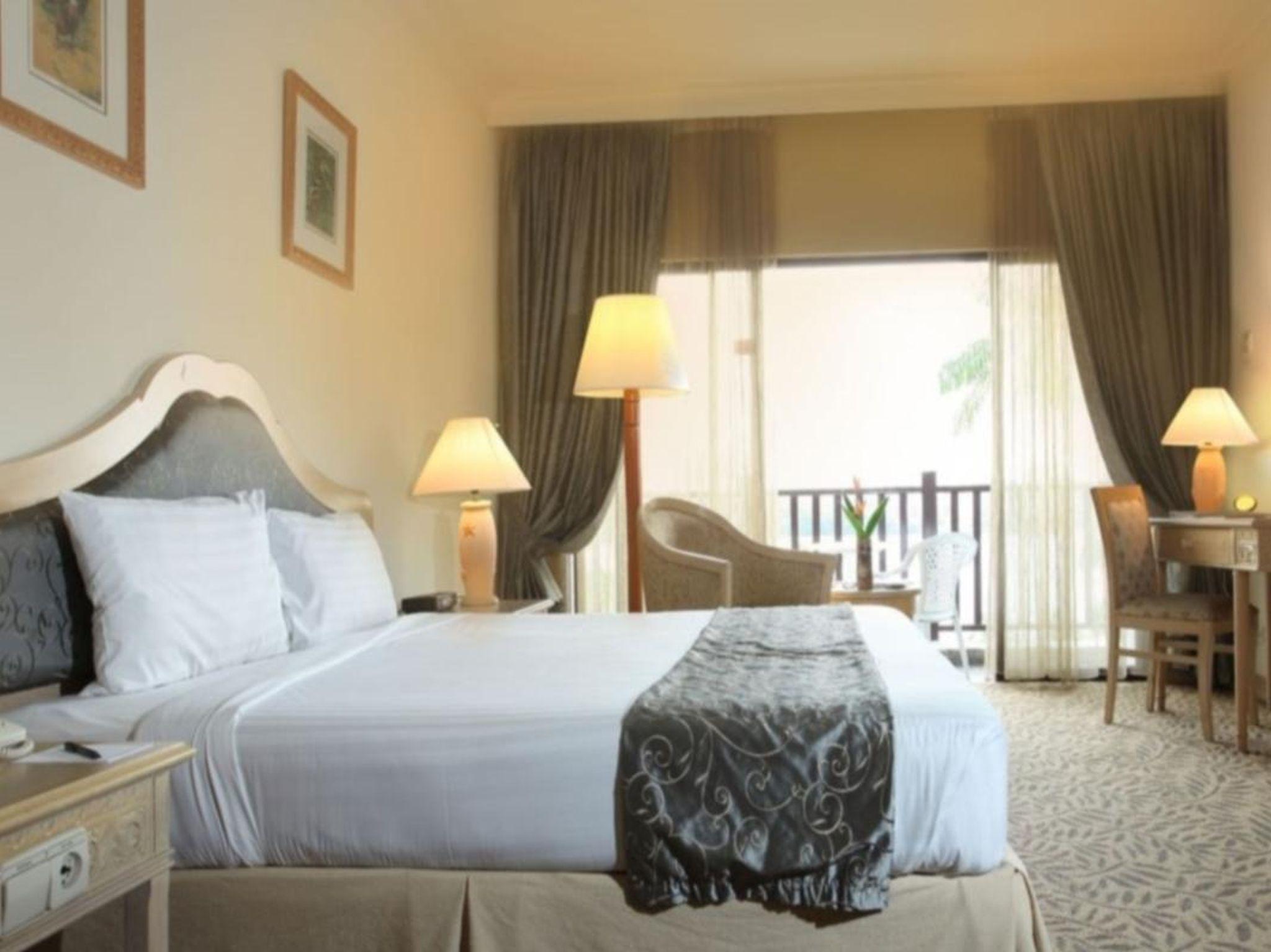 Mines Beach Resort Hotel Сери Кембанган Екстериор снимка