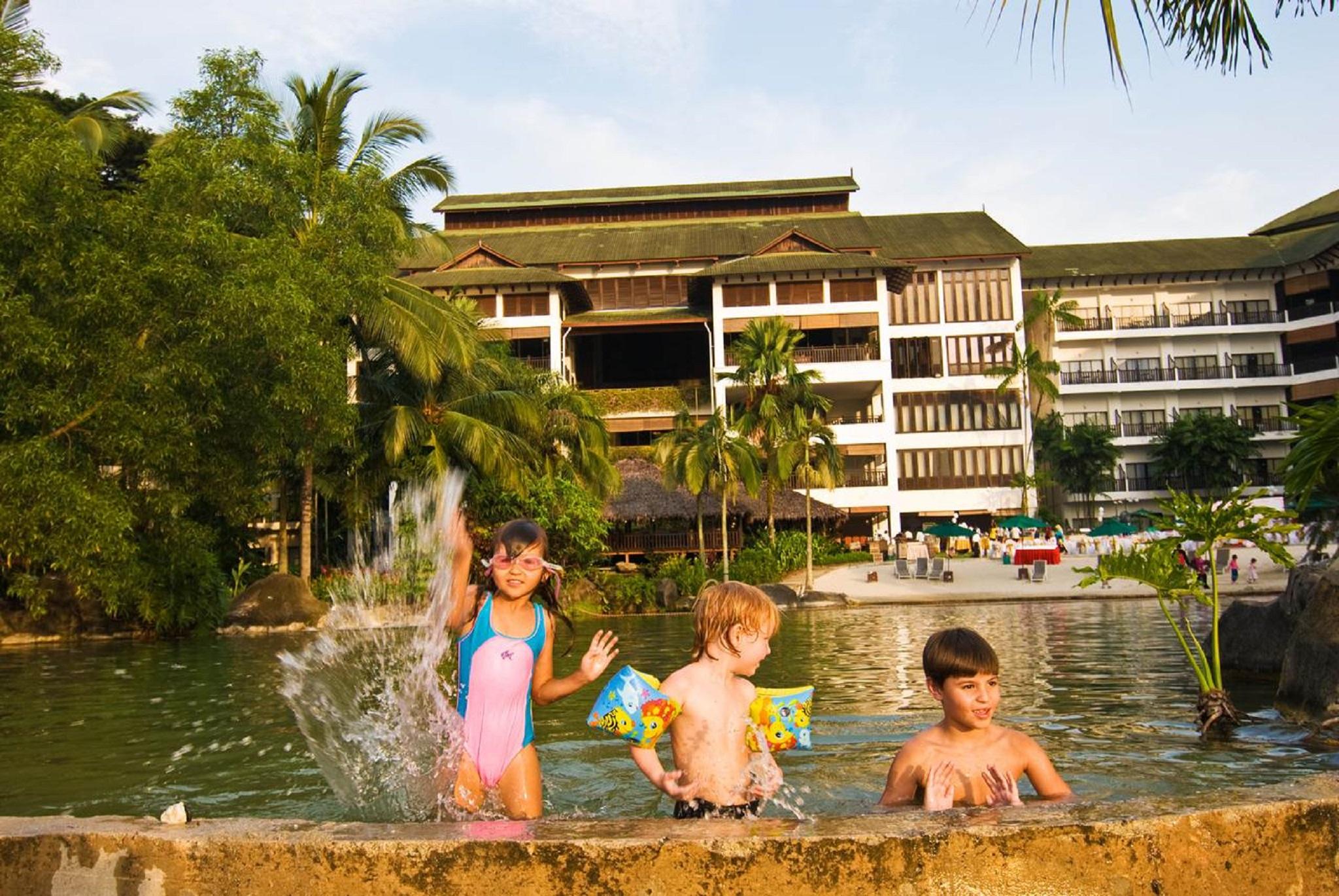 Mines Beach Resort Hotel Сери Кембанган Екстериор снимка