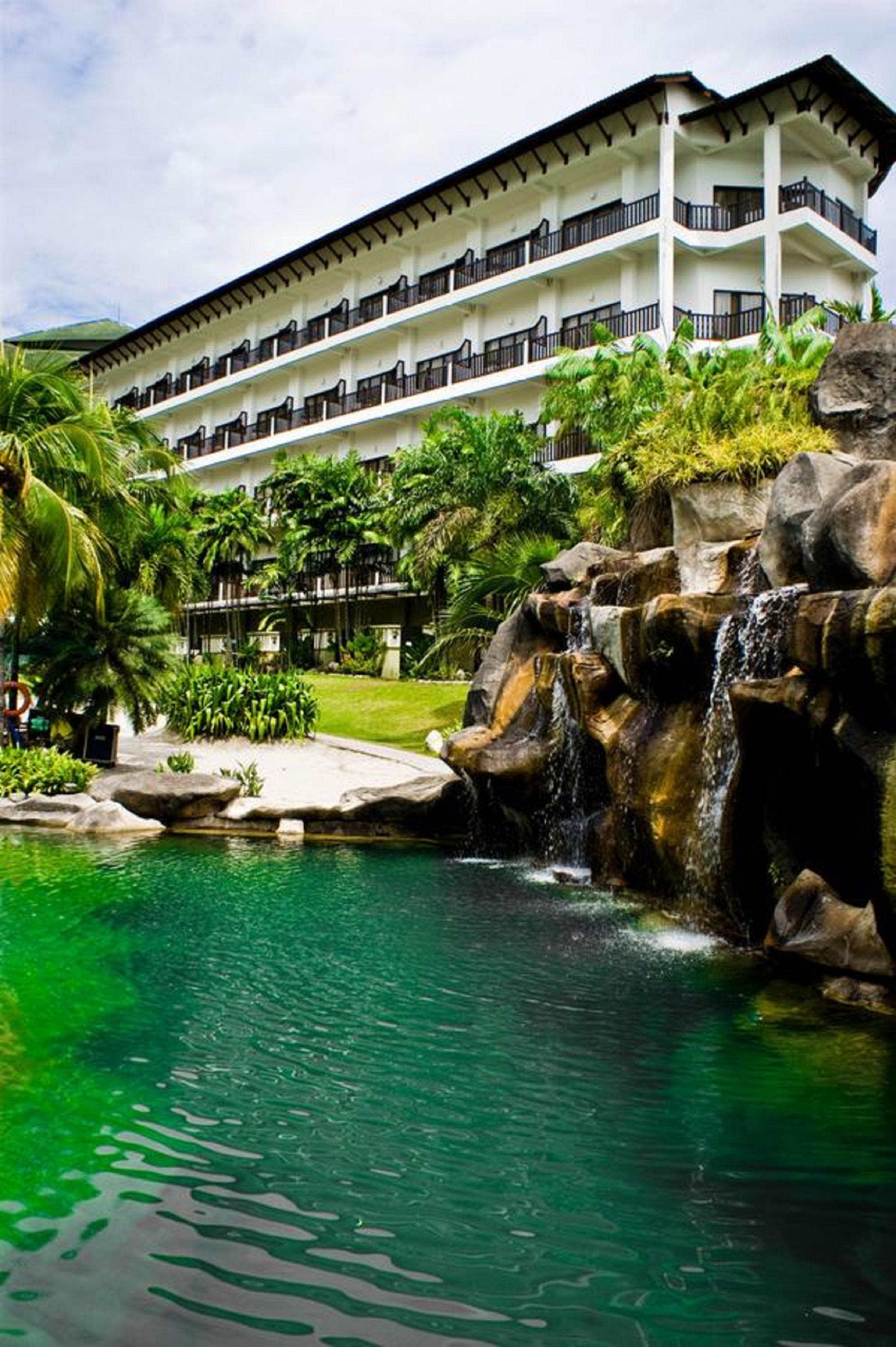 Mines Beach Resort Hotel Сери Кембанган Екстериор снимка