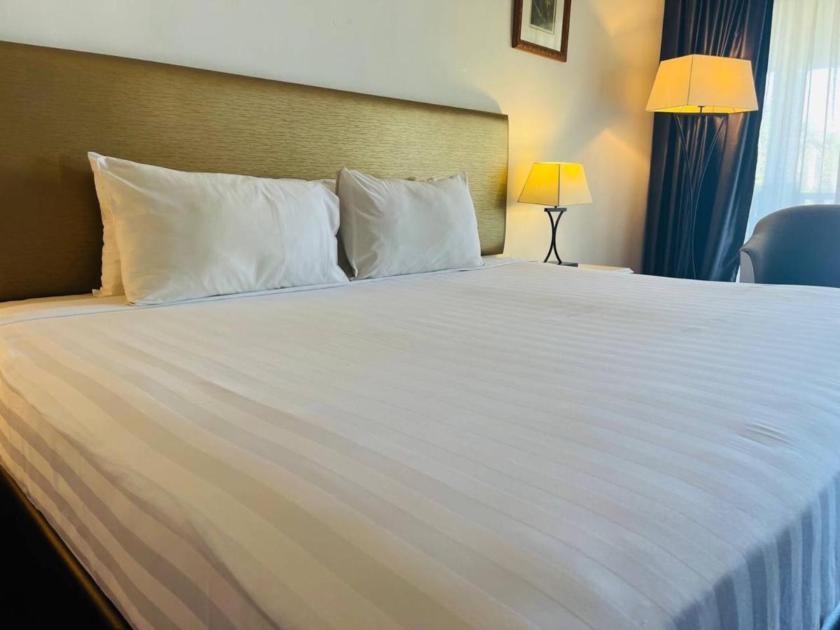 Mines Beach Resort Hotel Сери Кембанган Екстериор снимка