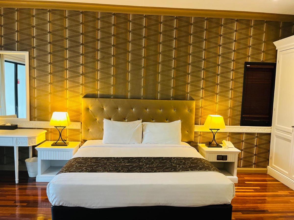 Mines Beach Resort Hotel Сери Кембанган Екстериор снимка