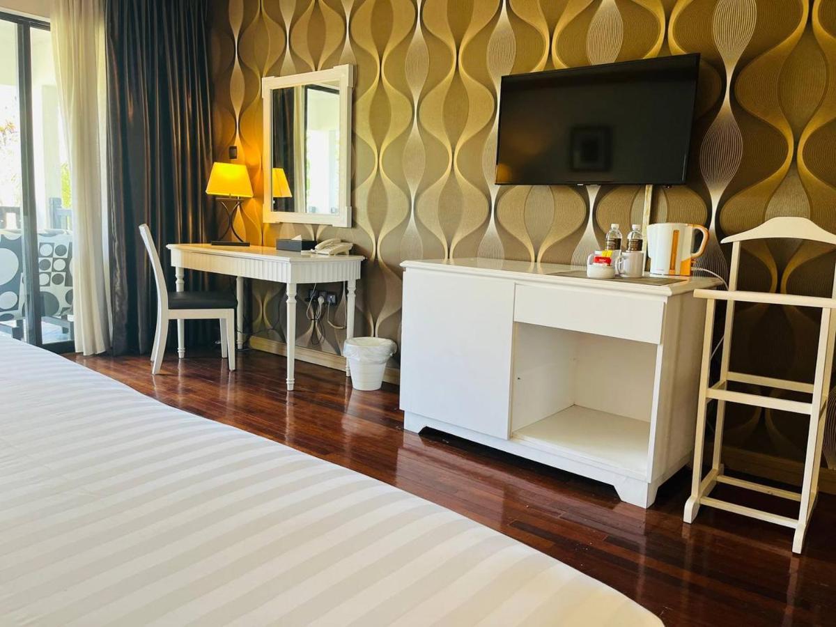 Mines Beach Resort Hotel Сери Кембанган Екстериор снимка