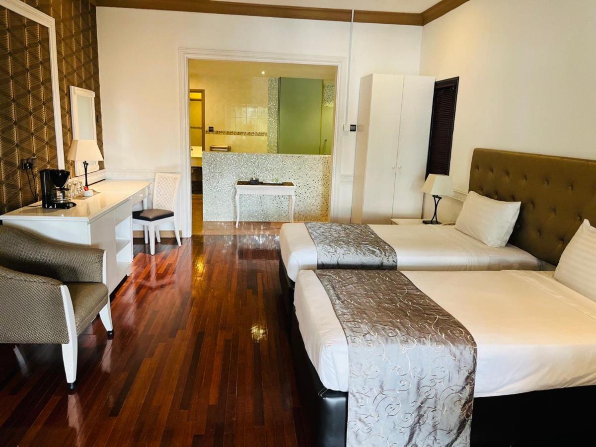 Mines Beach Resort Hotel Сери Кембанган Екстериор снимка