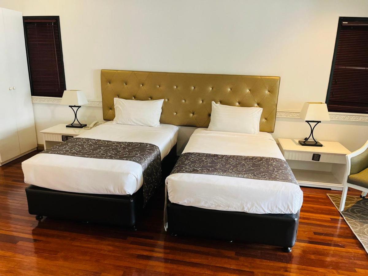 Mines Beach Resort Hotel Сери Кембанган Екстериор снимка