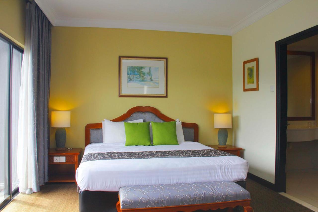 Mines Beach Resort Hotel Сери Кембанган Екстериор снимка
