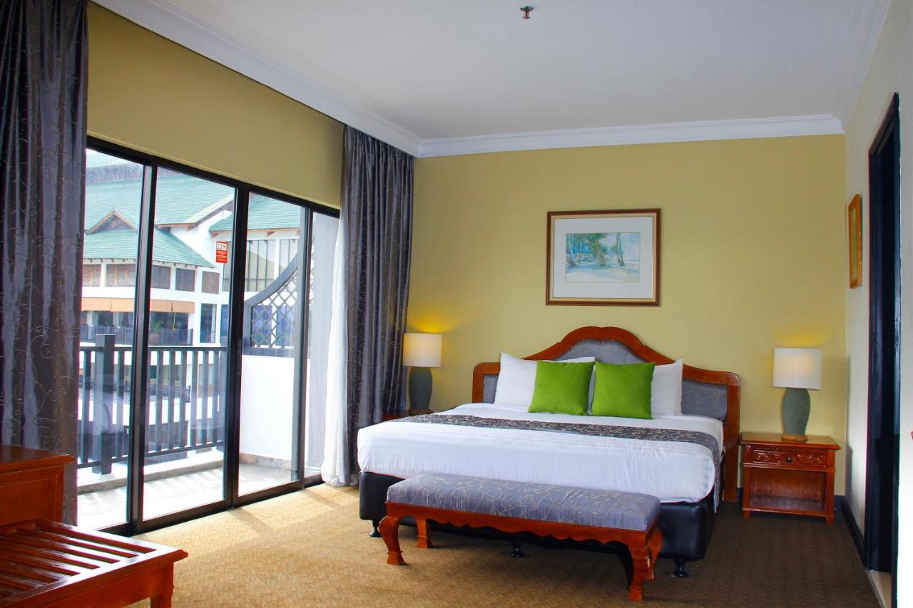 Mines Beach Resort Hotel Сери Кембанган Екстериор снимка