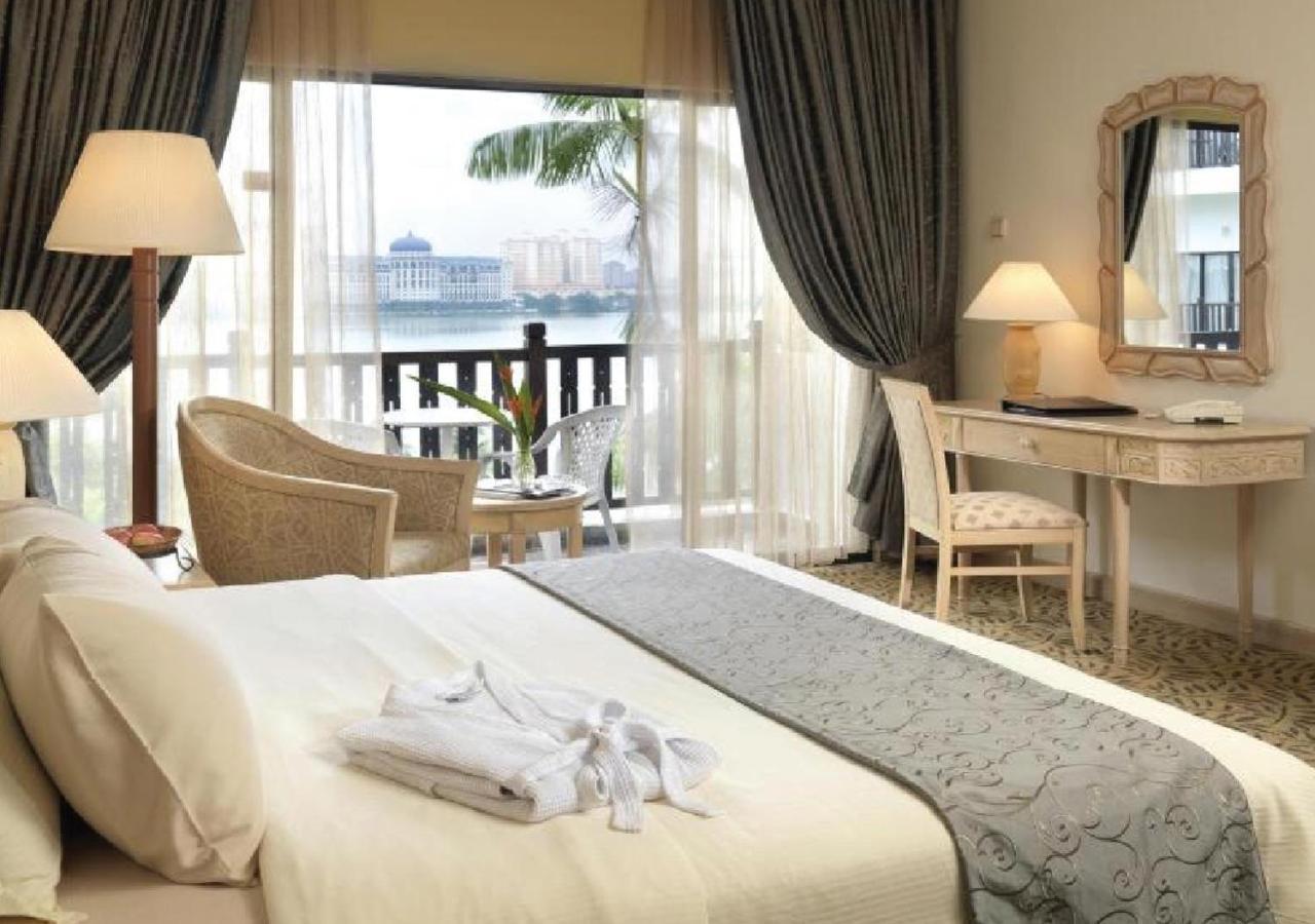 Mines Beach Resort Hotel Сери Кембанган Екстериор снимка