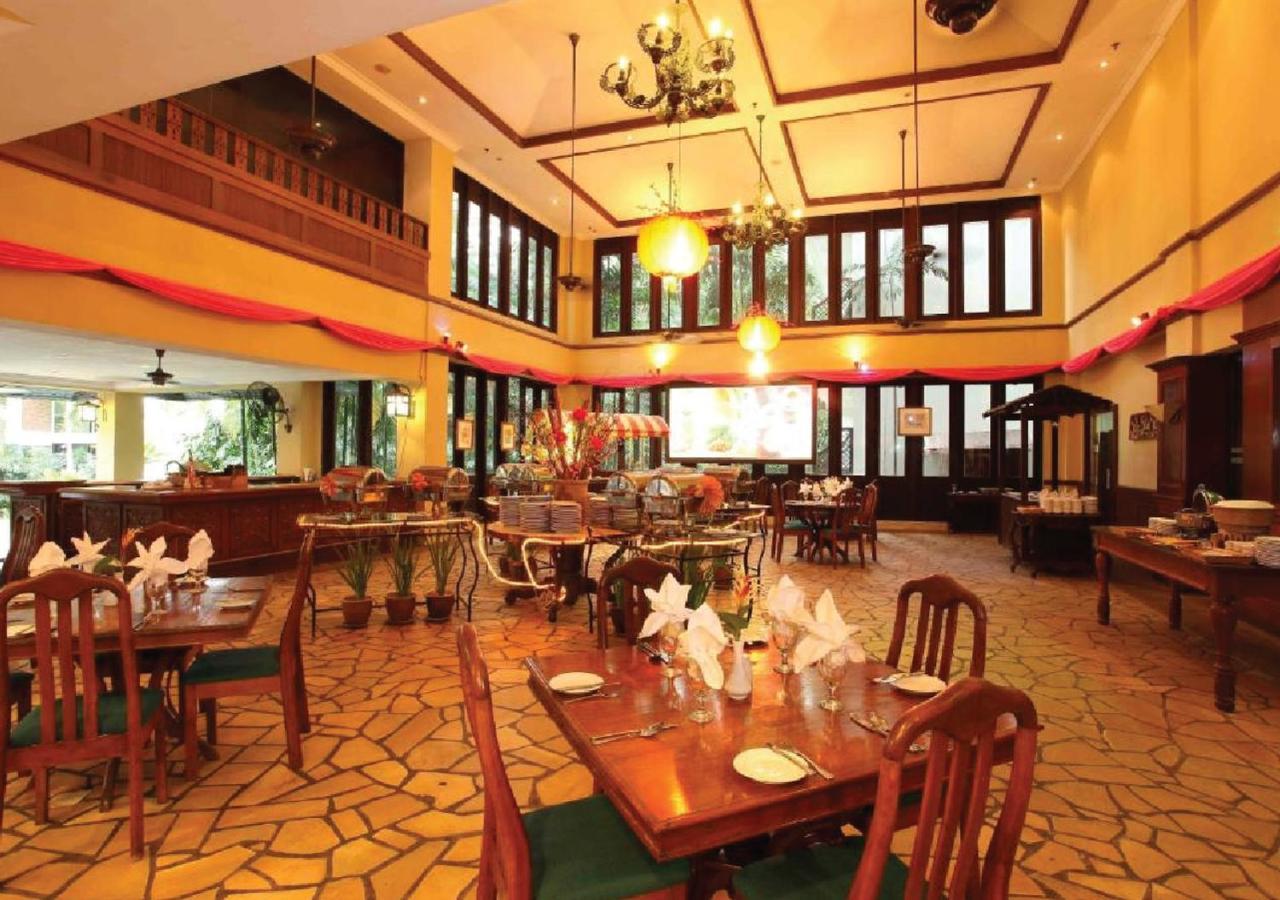 Mines Beach Resort Hotel Сери Кембанган Екстериор снимка