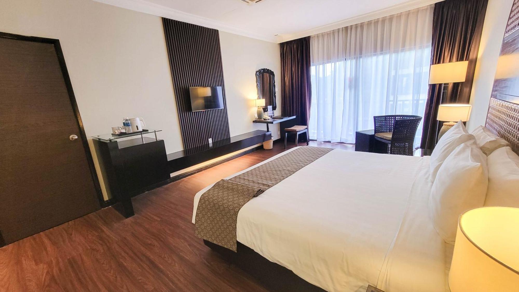 Mines Beach Resort Hotel Сери Кембанган Екстериор снимка
