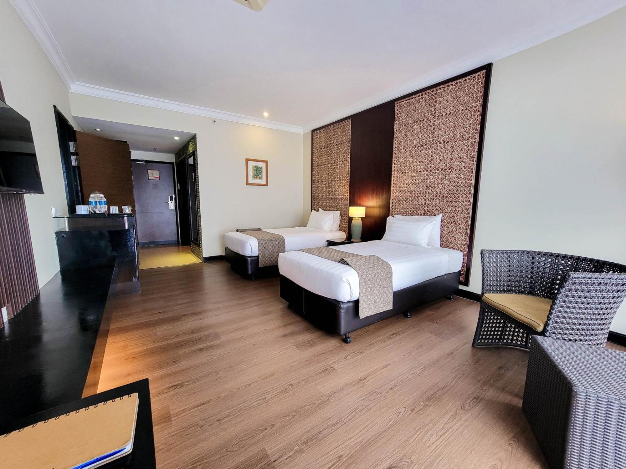 Mines Beach Resort Hotel Сери Кембанган Екстериор снимка