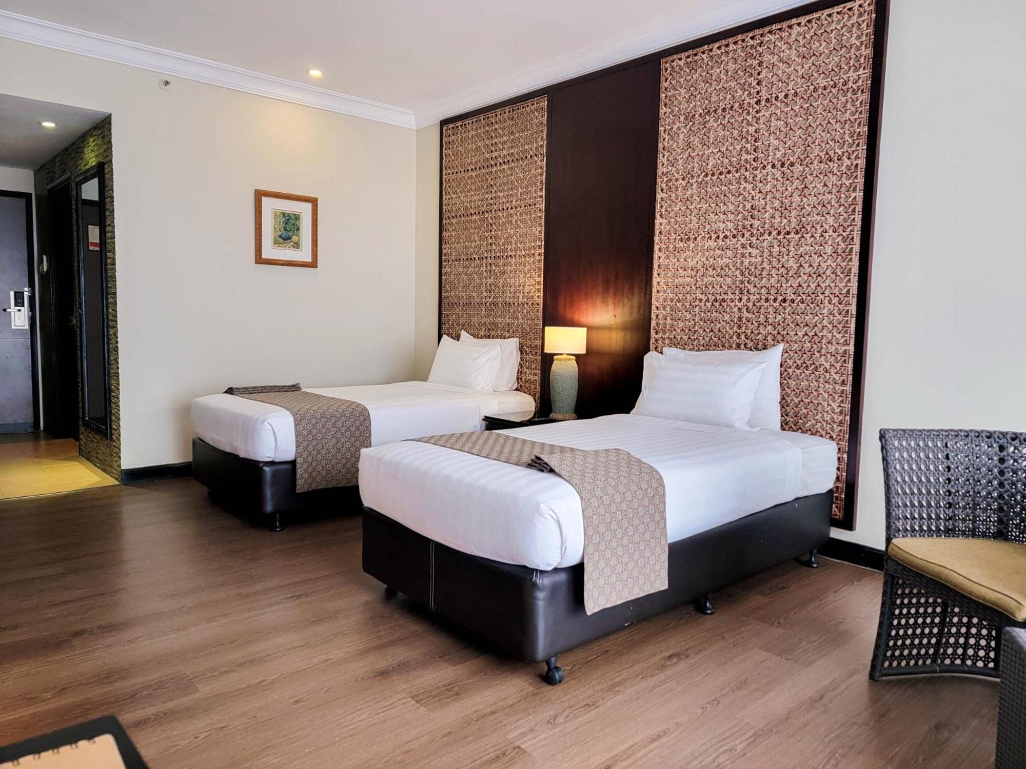 Mines Beach Resort Hotel Сери Кембанган Екстериор снимка