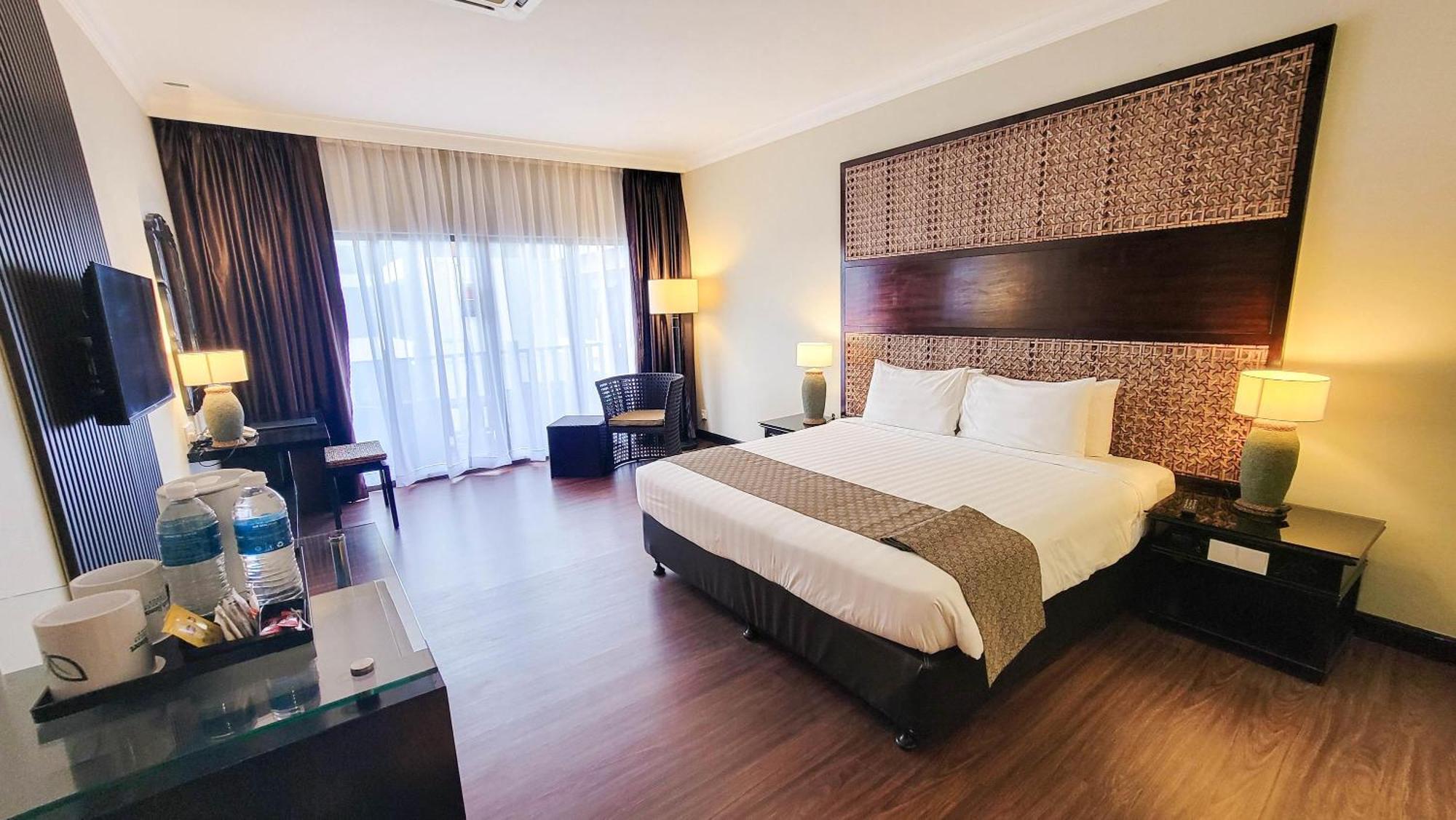 Mines Beach Resort Hotel Сери Кембанган Екстериор снимка