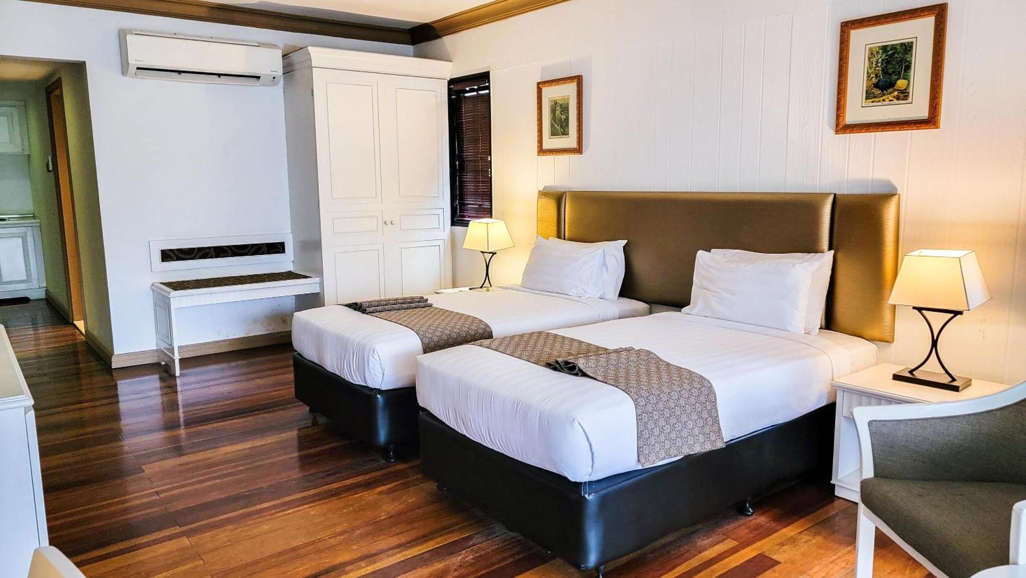 Mines Beach Resort Hotel Сери Кембанган Екстериор снимка