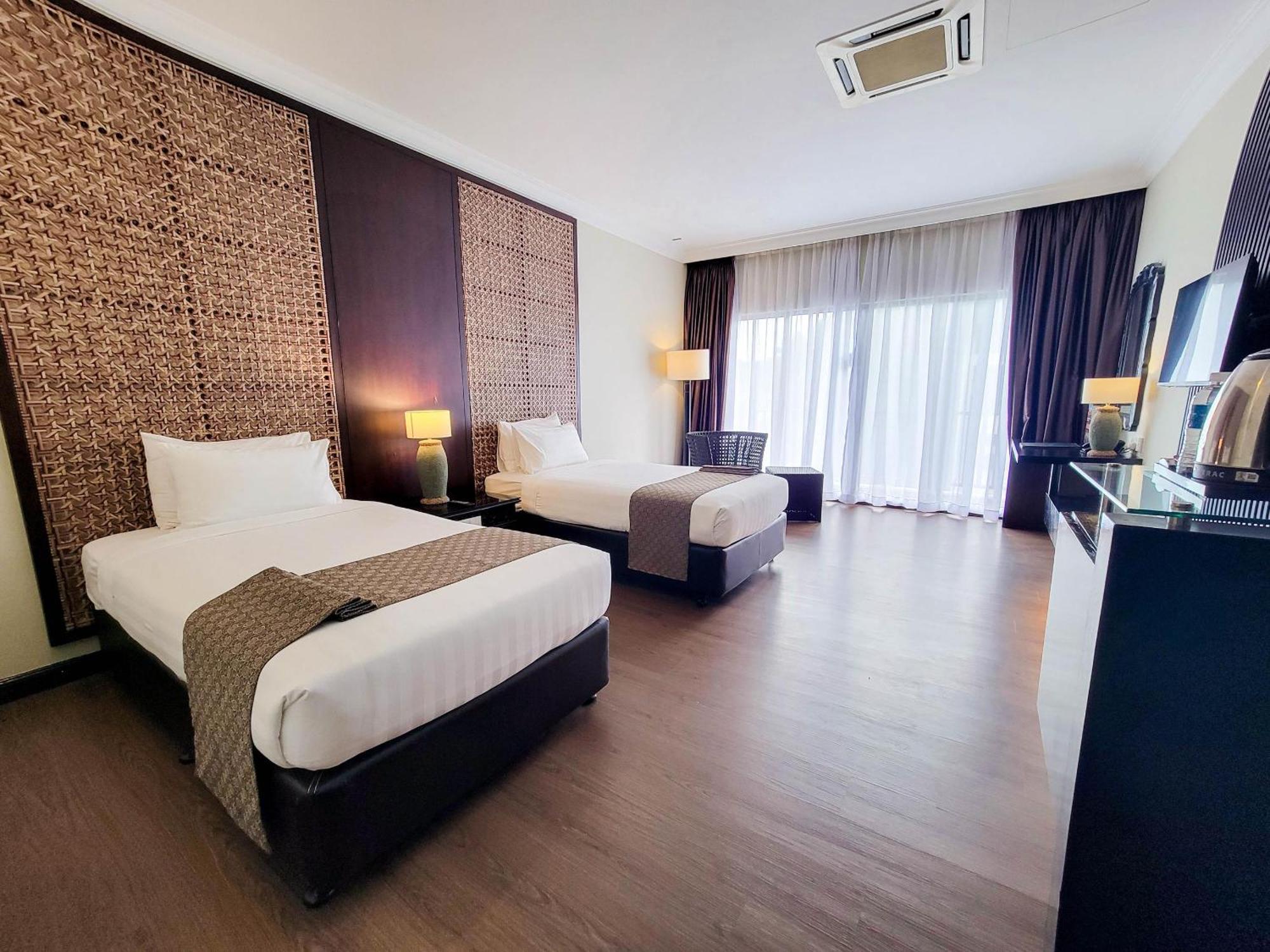 Mines Beach Resort Hotel Сери Кембанган Екстериор снимка