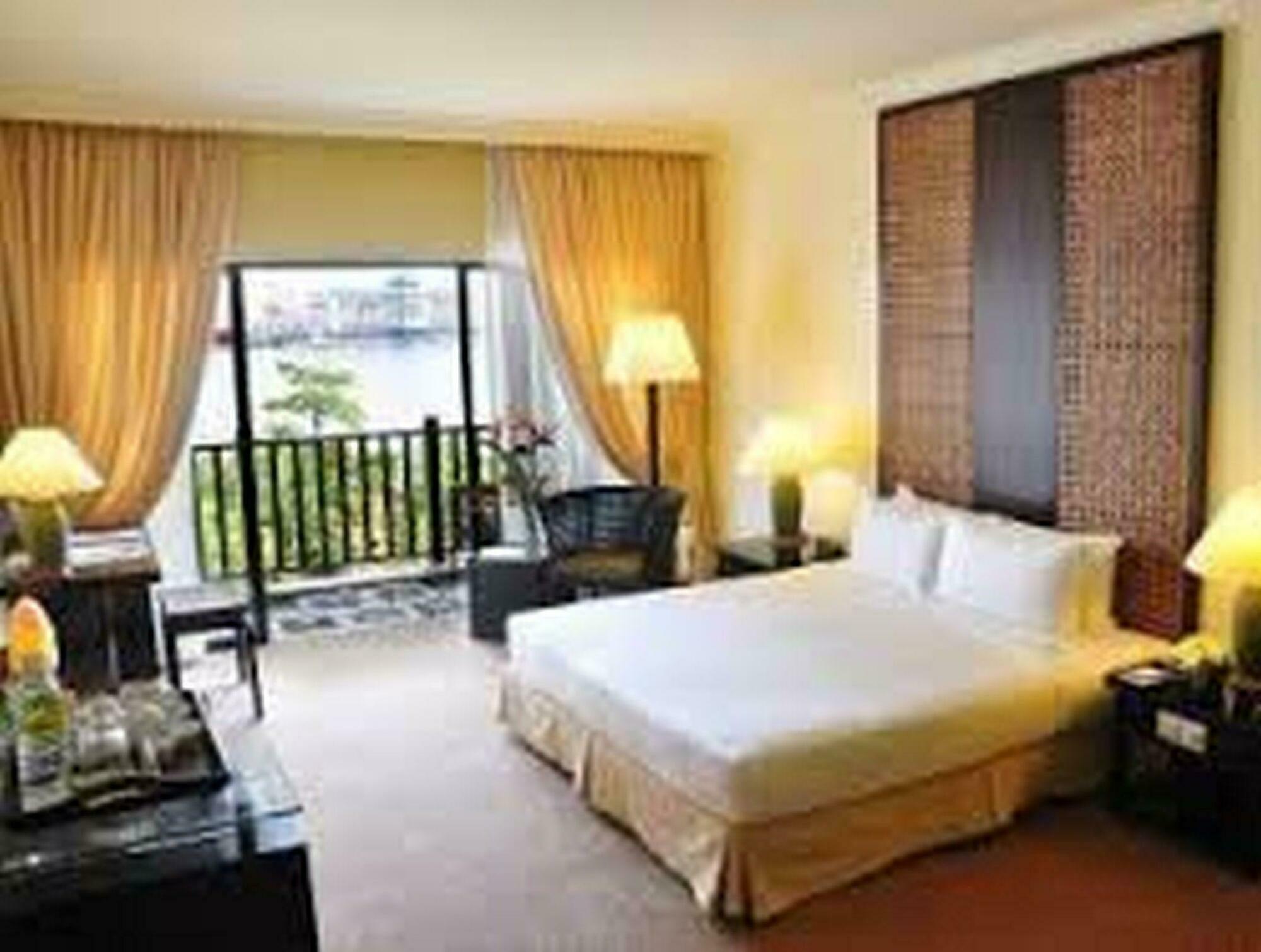 Mines Beach Resort Hotel Сери Кембанган Екстериор снимка